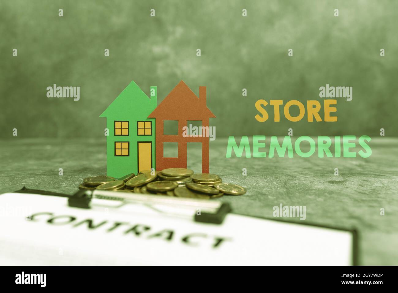 Titolo concettuale Memorizza le memorie, concetto che significa un processo di inserimento e memorizzazione dei dati precedentemente acquisiti presentando Brand New House, Home sale D Foto Stock