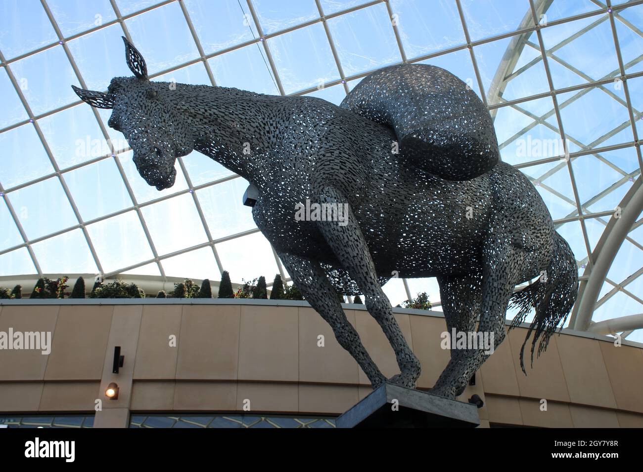 Scultura Equus Altus (cavallo del pacco) di Andy Scott nel centro commerciale Trinity di Leeds, West Yorkshire, Inghilterra. Foto Stock