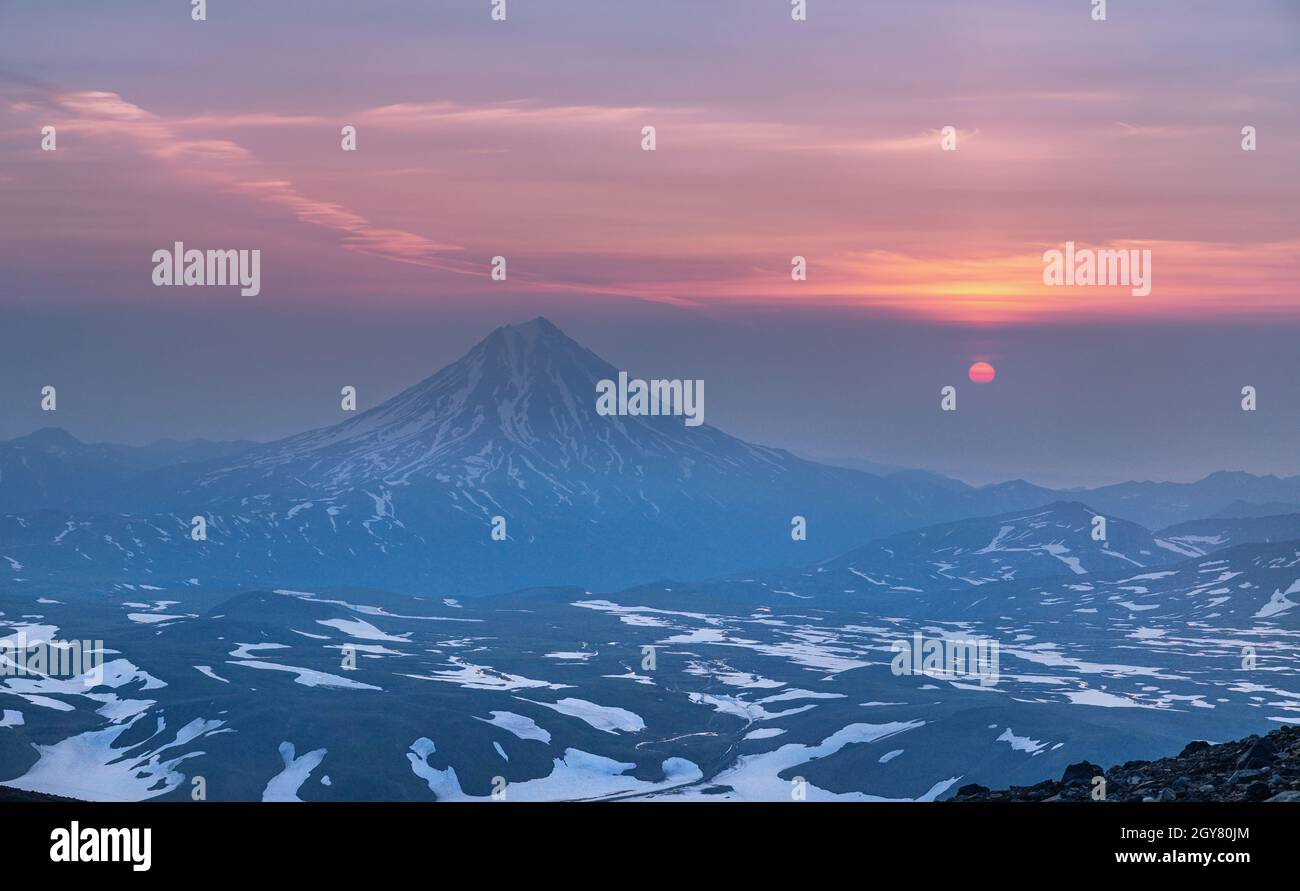 Alba dalla cima del vulcano Gorely e vista sul vulcano Vilyuchinsky nella penisola di Kamchatka in Russia. Foto Stock
