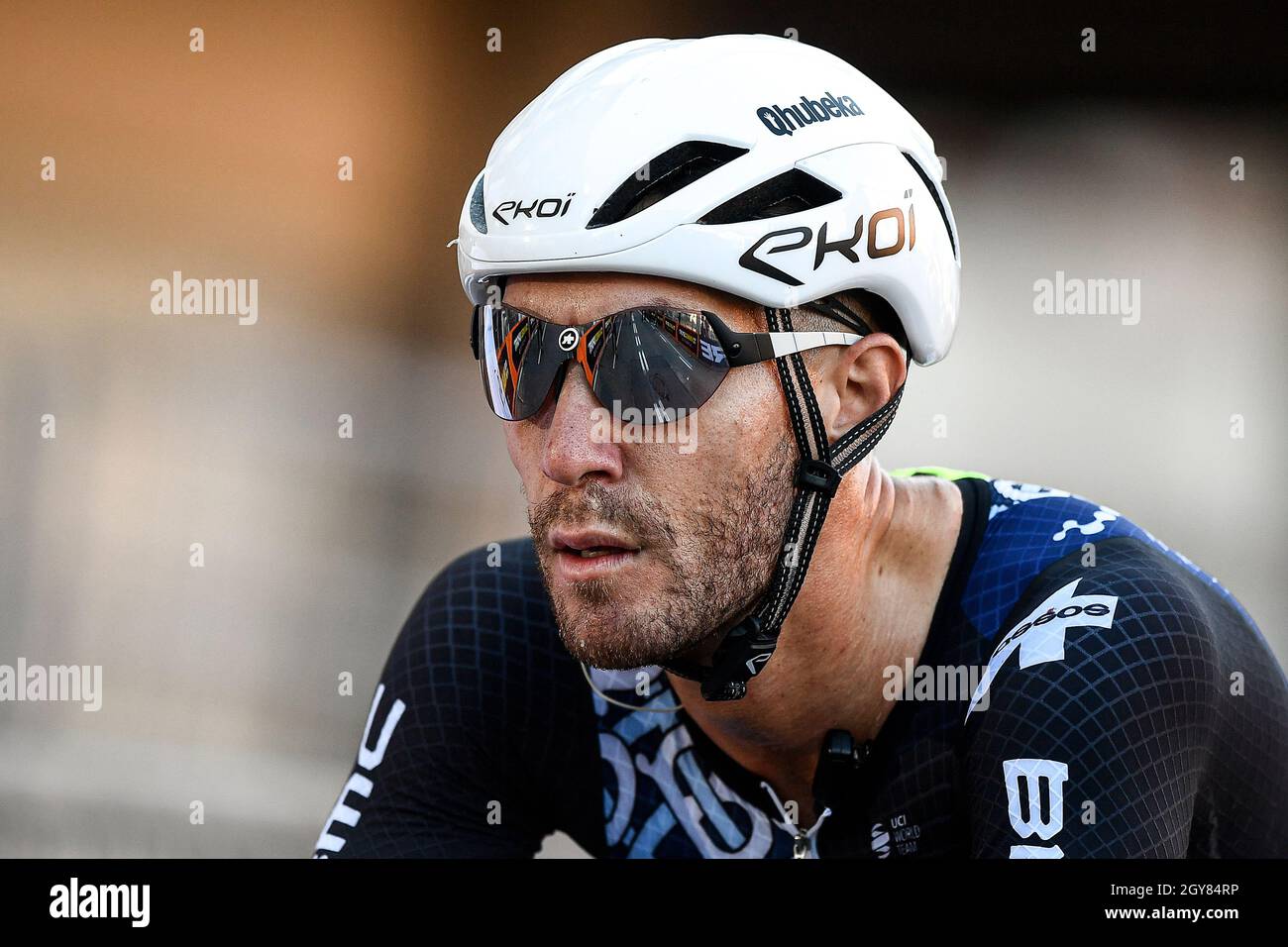 Borgosesia, Italia. 07 ottobre 2021. Giacomo Nizzolo del Team Qhubeka NextHash guarda al termine della 105a Gran Piemonte una gara ciclistica semi-classica di un giorno da Rocca Canavese (Torino) a Borgosesia (Vercelli). Credit: Nicolò campo/Alamy Live News Foto Stock
