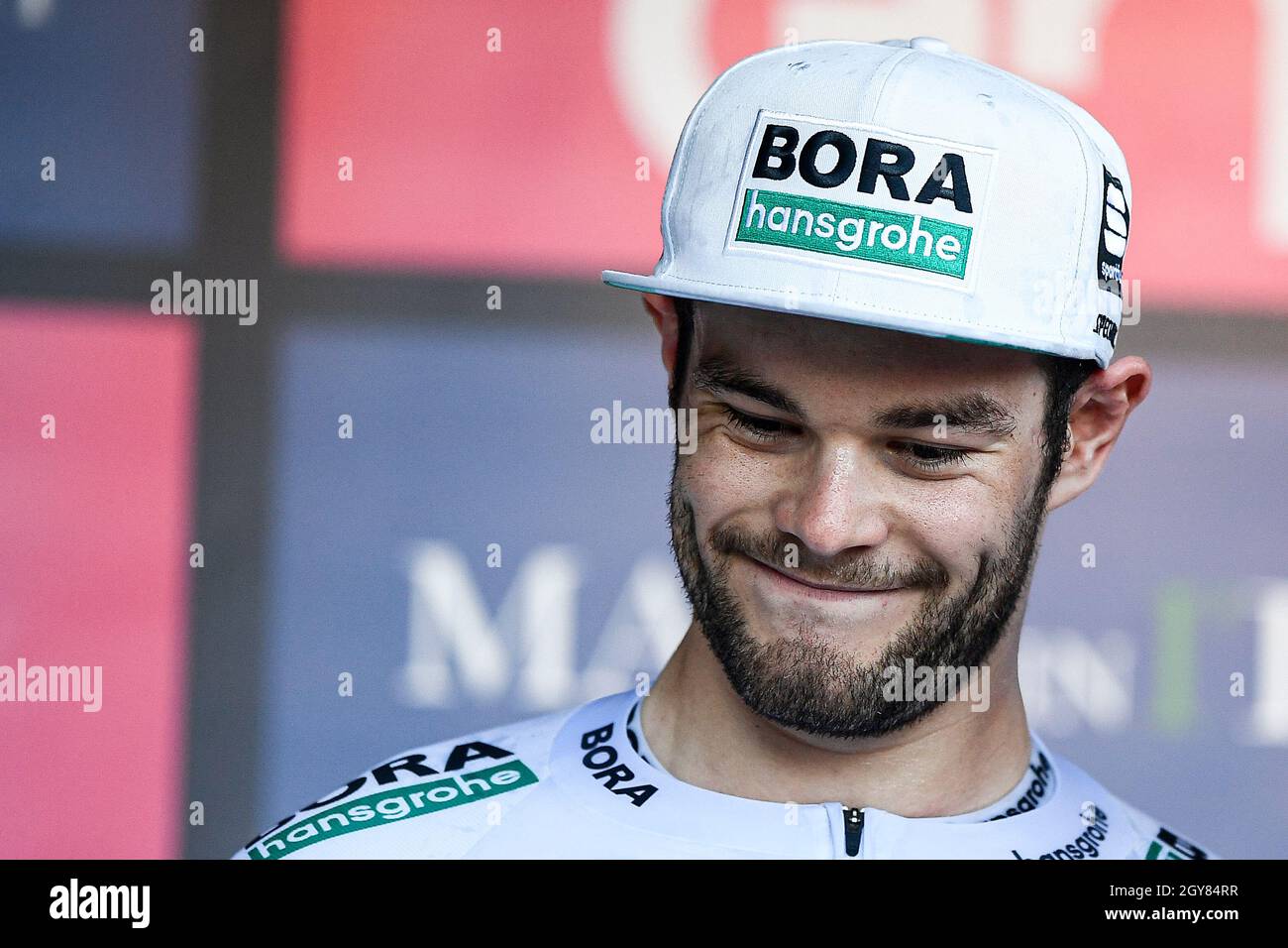 Borgosesia, Italia. 07 ottobre 2021. Matthew Walls of Bora - Hansgrohe sorride sul podio alla fine della 105a Gran Piemonte una gara ciclistica semi-classica di 168 km da Rocca Canavese (Torino) a Borgosesia (Vercelli). Credit: Nicolò campo/Alamy Live News Foto Stock