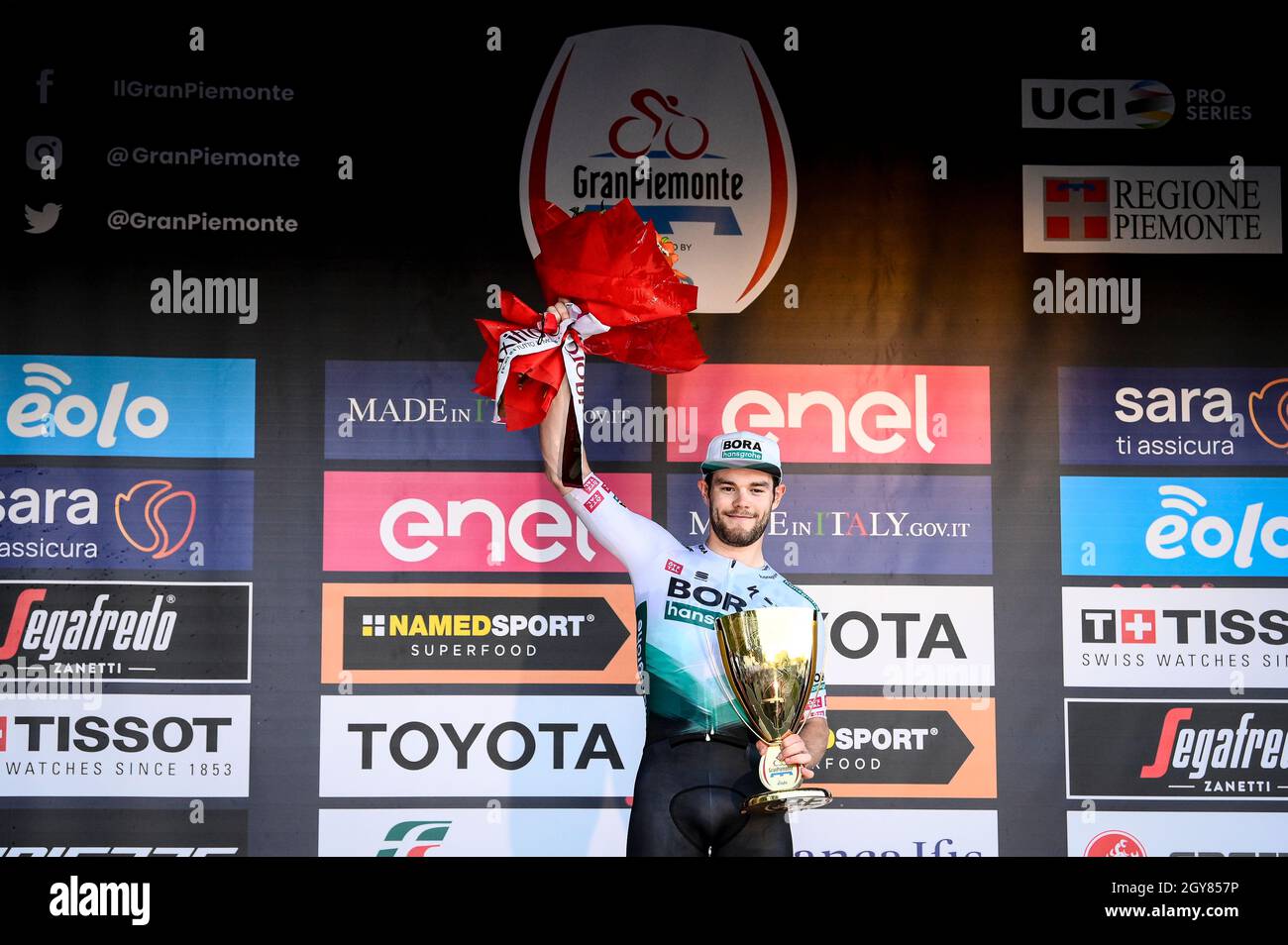 Borgosesia, Italia. 07 ottobre 2021. Matthew Walls of Bora - Hansgrohe celebra la vittoria della 105° Gran Piemonte una corsa ciclistica semi-classica di 168 km da Rocca Canavese (Torino) a Borgosesia (Vercelli). Credit: Nicolò campo/Alamy Live News Foto Stock