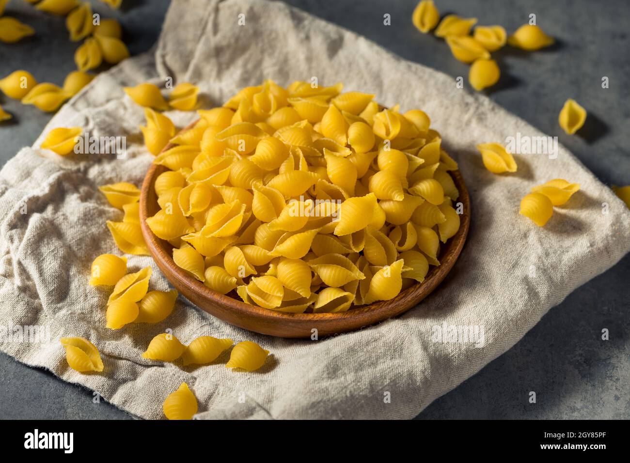 Conchiglie di pasta organica secca cruda e media pronta per cuoco Foto Stock