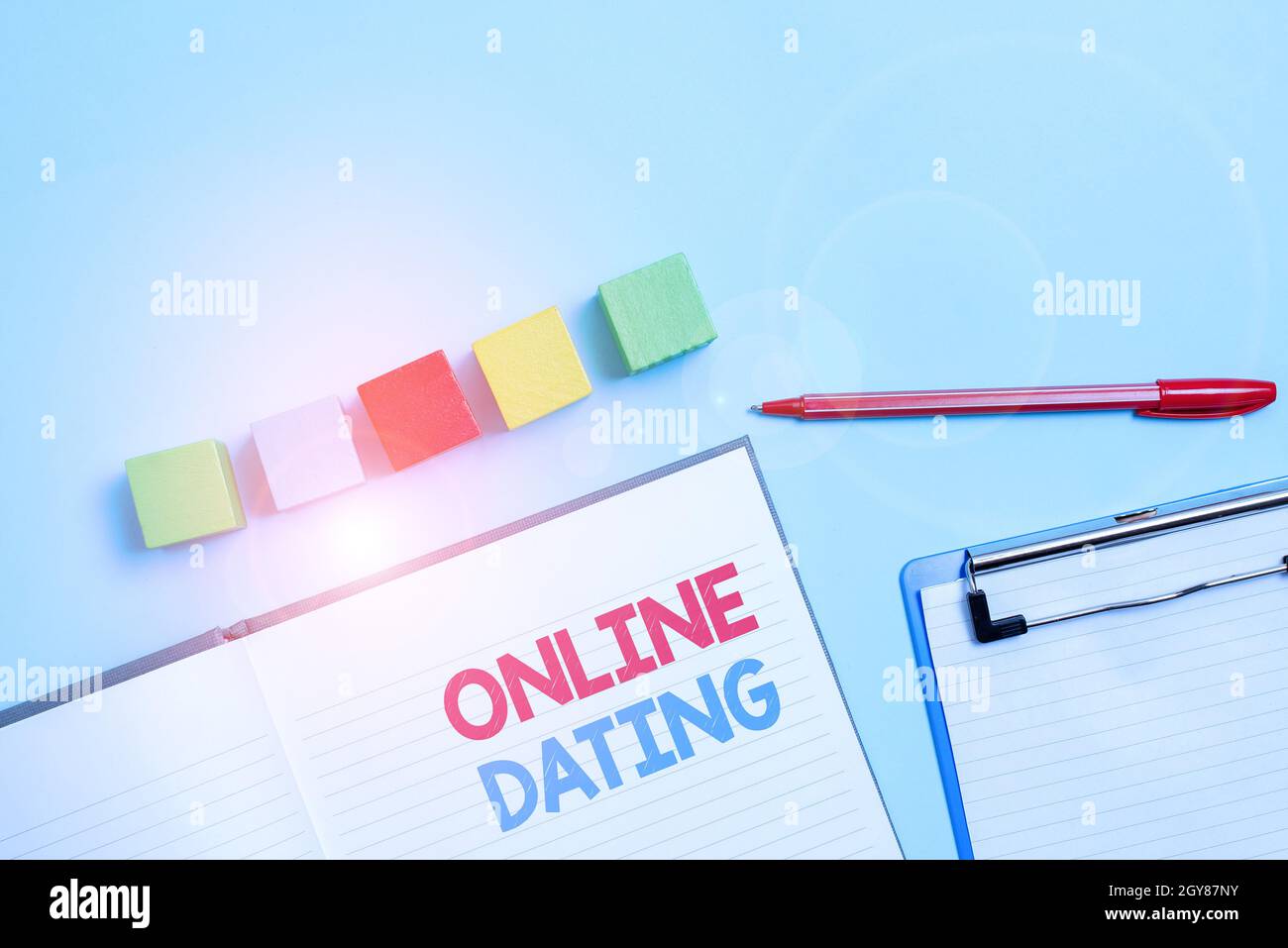 Ispirazione mostrando segno Online Dating, Business Overview cercando relazioni di corrispondenza eDating Video chatting pila di campione Cubo rettangolare Box Foto Stock