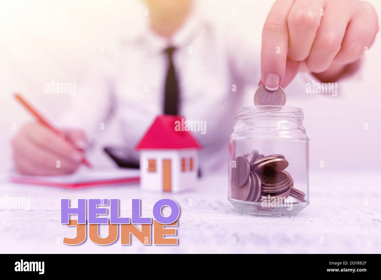 Scrittura che mostra il testo Ciao giugno, Word per un nuovo mese per pianificare le vostre attività per divertimento e avventure nuove rate casa e piani di investimento re Foto Stock