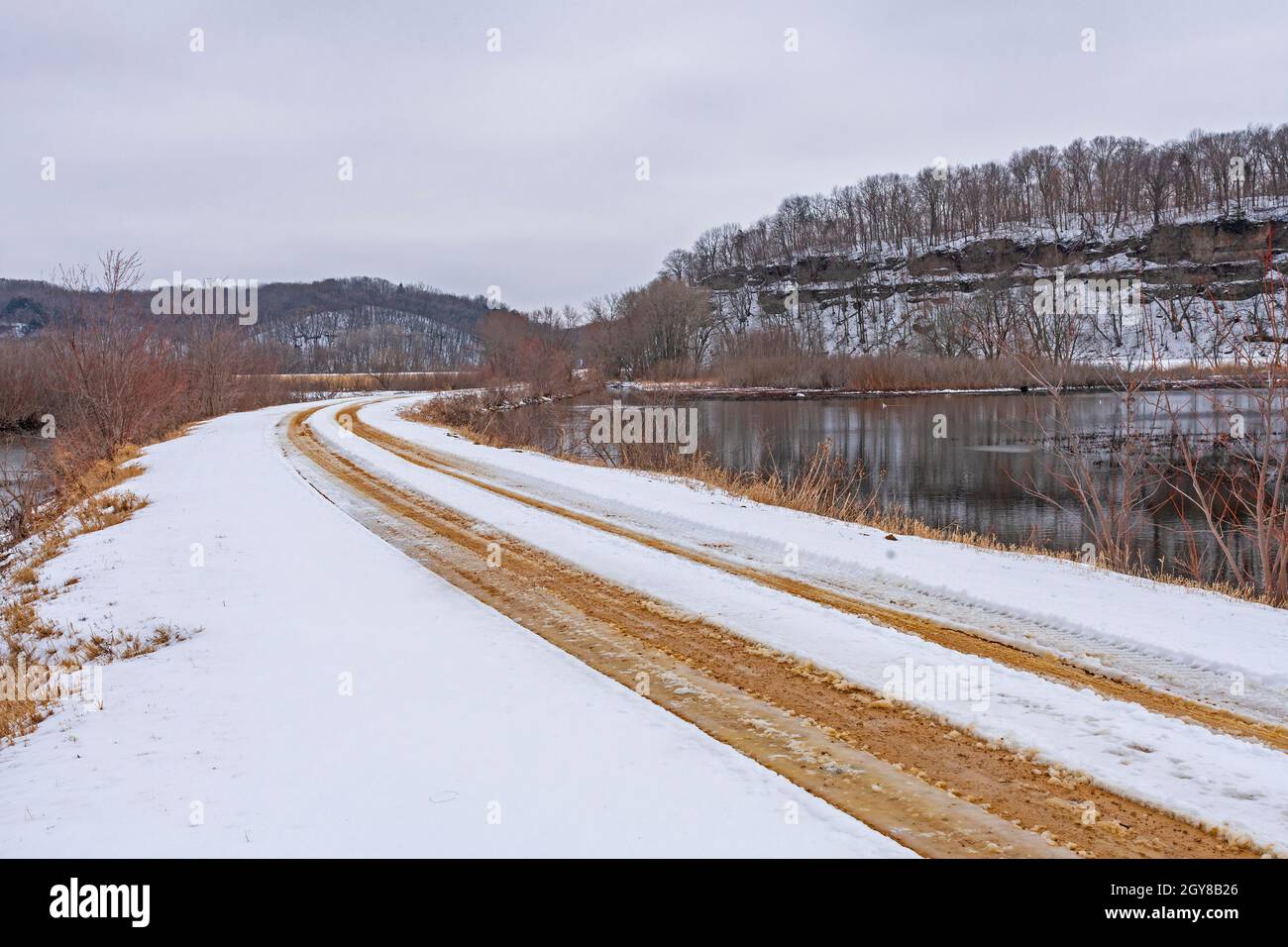 Snowy DiRT Road lungo il fiume Bluffs nella Upper Mississippi River Wildlife Management Area in Iowa Foto Stock