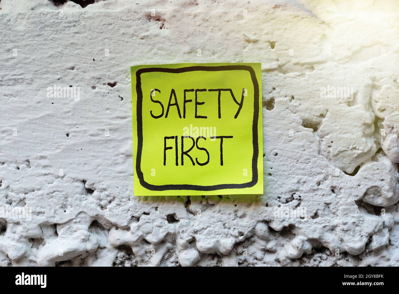 Testo della scrittura sicurezza in primo luogo, foto concettuale evitare qualsiasi rischio non necessario Live sicuro attenzione prestare attenzione pensare nuove idee brillanti rinnovare Cre Foto Stock