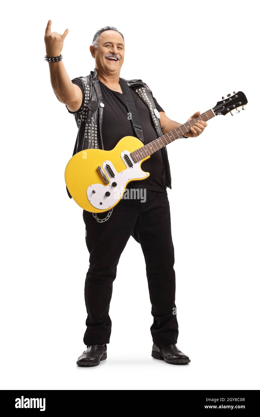 Chitarrista maturo con una chitarra elettrica gesturando un segno rock and roll isolato su sfondo bianco Foto Stock
