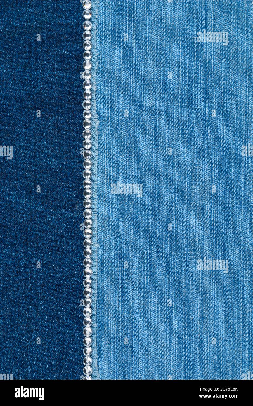 Il chiaro e lo scuro jeans con strass color argento per il vostro testo, menu Foto Stock