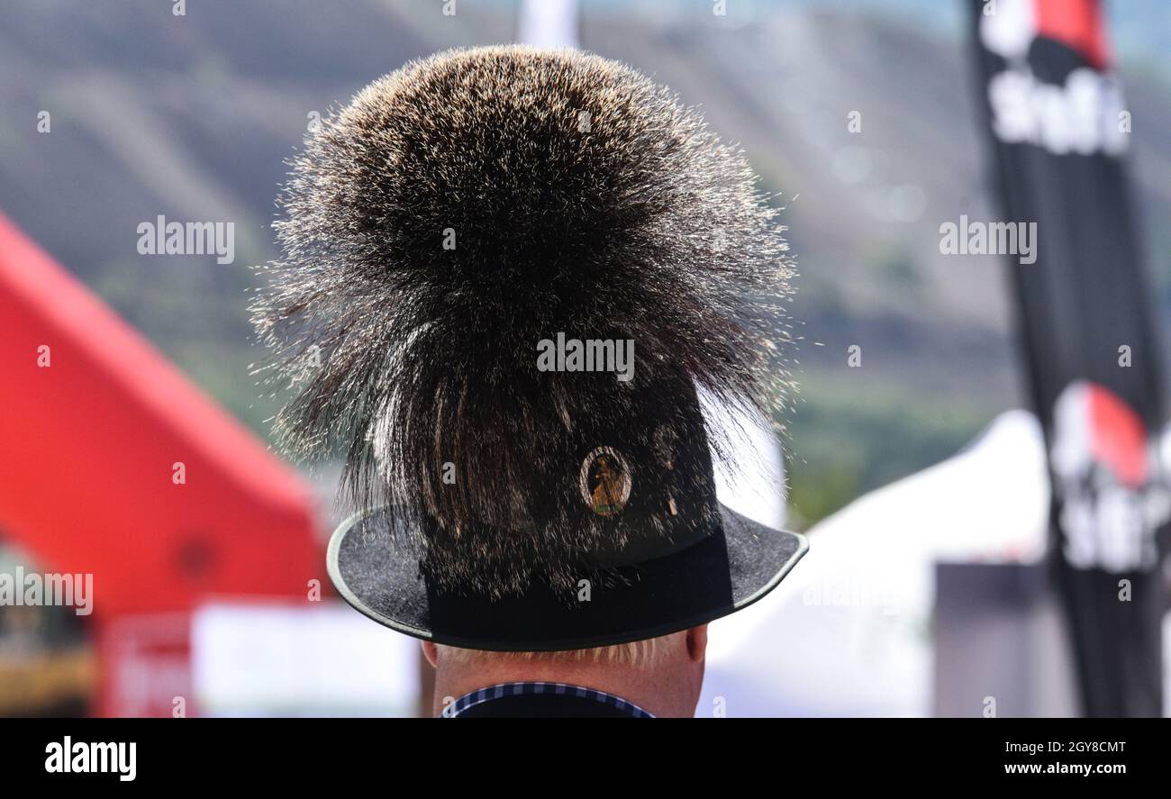 ciuffo di capelli di camoscio indossato come decorazione del cappello,  parte del costume tradizionale Foto stock - Alamy