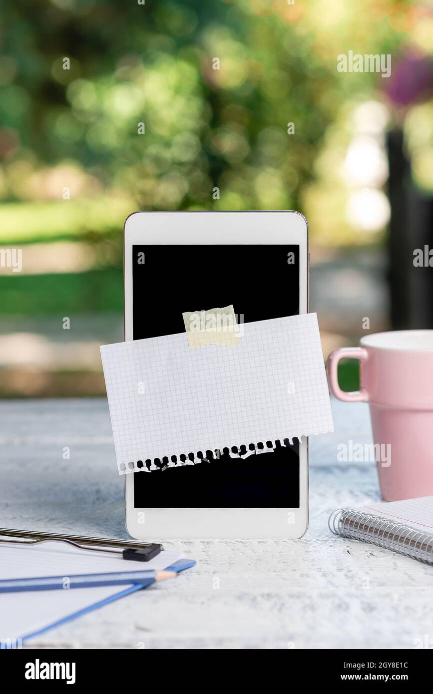 Fotografia astratta per smartphone all'aperto, visualizzazione di un nuovo dispositivo Foto Stock