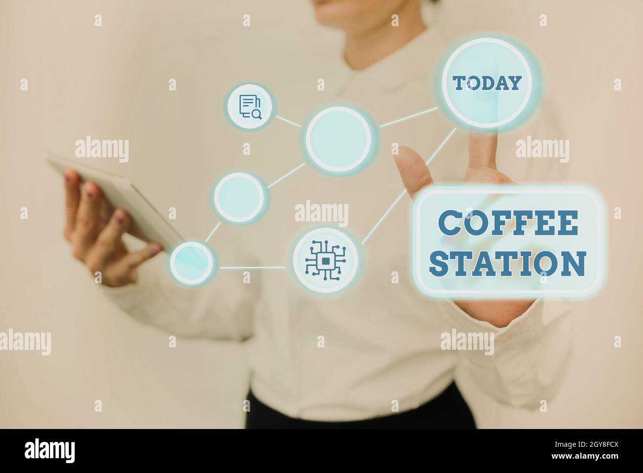 Testo che mostra ispirazione Coffee Station, Internet Concept un piccolo ristorante informale che serve tipicamente bevande calde Lady Holding Tablet premere o Foto Stock