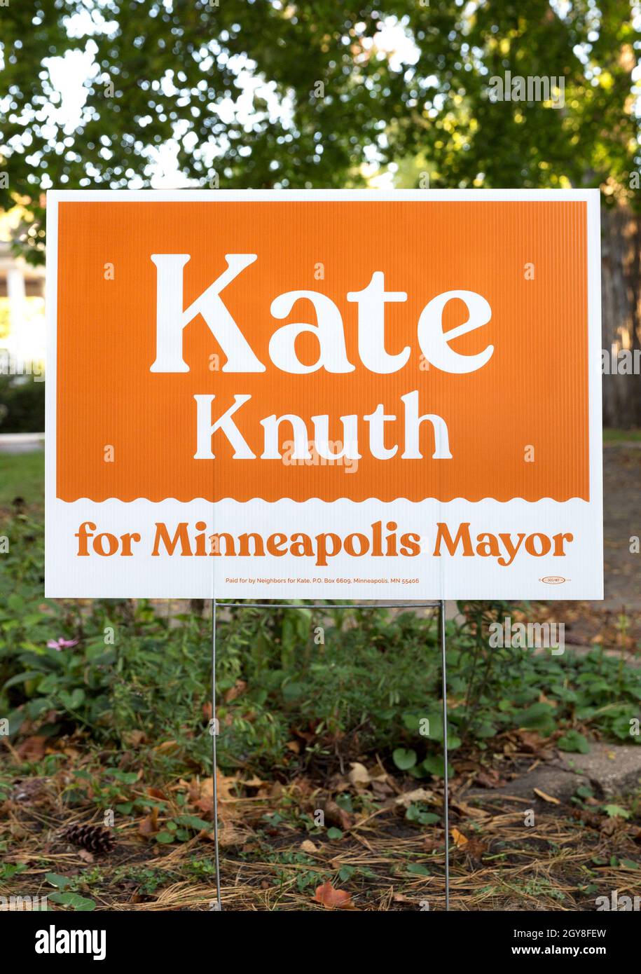 Un cartello politico di quartiere con colori arancio e bianco che approva l'elezione del democratico Kate Knuth per il sindaco di Minneapolis, Minnesota Foto Stock