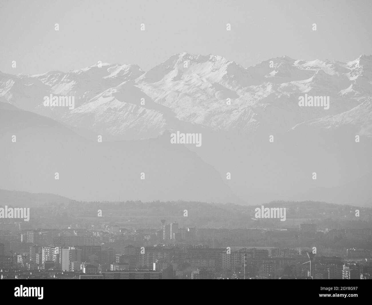 Veduta aerea della città di Torino, Italia con le Alpi di montagna sullo sfondo in bianco e nero Foto Stock
