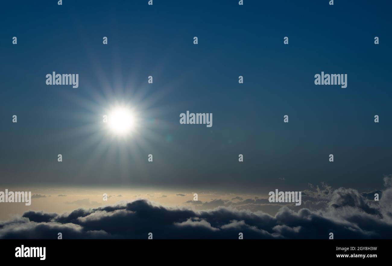 Cielo sopra le nuvole con il sole che splende intensamente - concetto di atmosfera della Terra Foto Stock