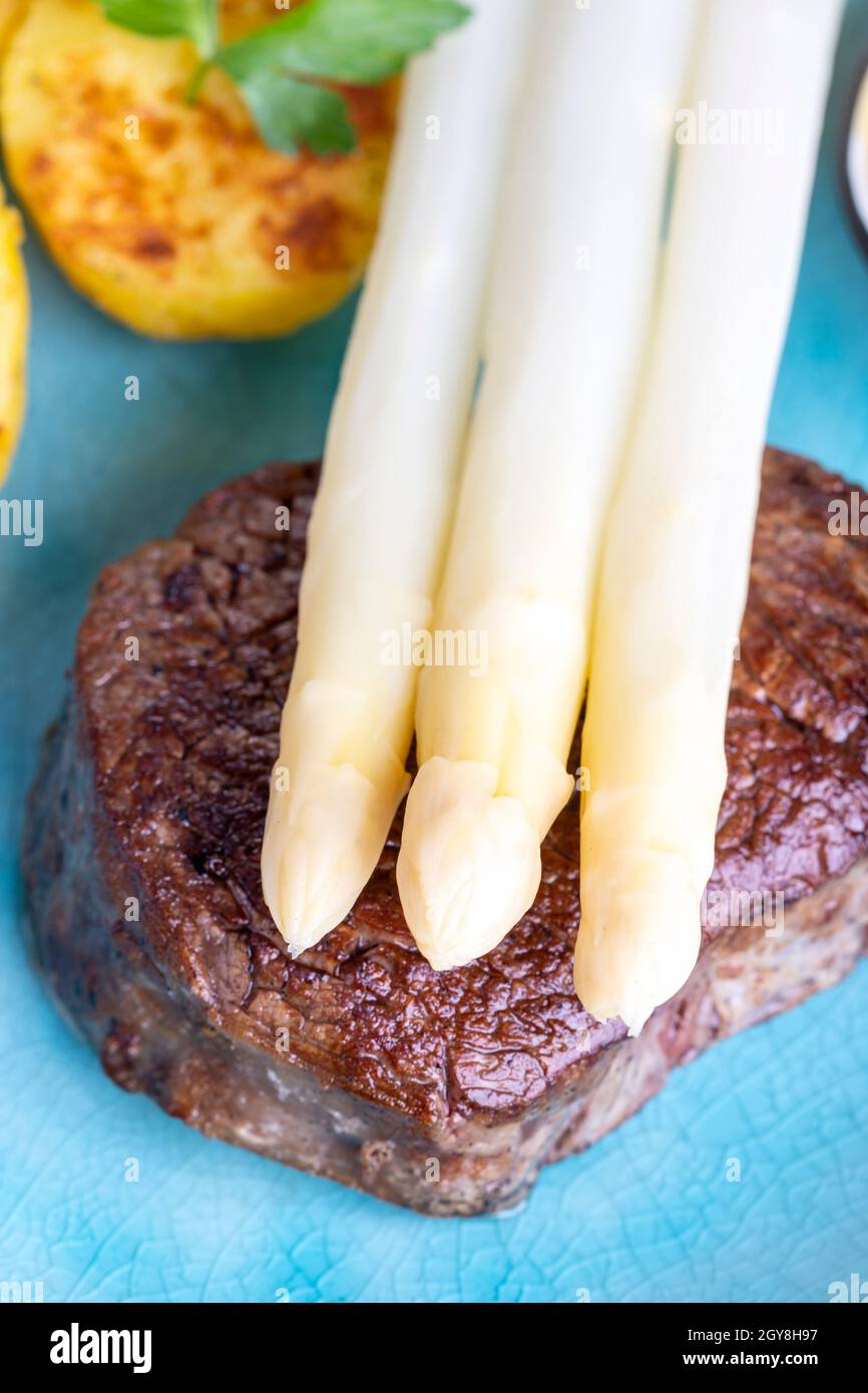 asparagi con patate e bistecca Foto Stock