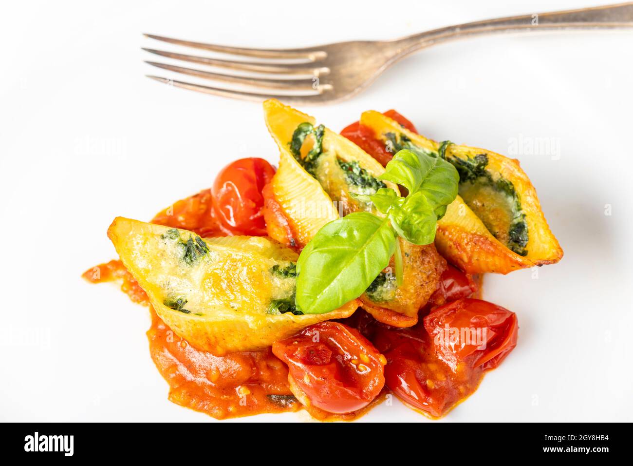 pasta italiana al conchiglino farcita con spinaci Foto Stock