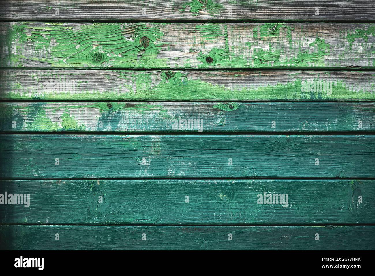 Vecchio pannello di grunge in legno dipinto in diverse sfumature di colore verde. Texture naturale. Può essere utilizzato come sfondo naturale Foto Stock