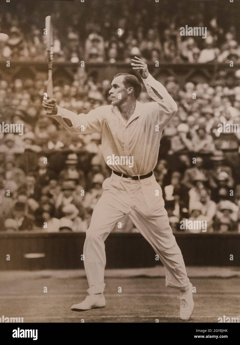 Giocatore di tennis americano Bill Tilden durante la partita di tennis, i campionati, Wimbledon, All England Lawn Tennis and Croquet Club, Wimbledon, Londra, Inghilterra, Regno Unito, Sottobosco e sottobosco, 1930 Foto Stock