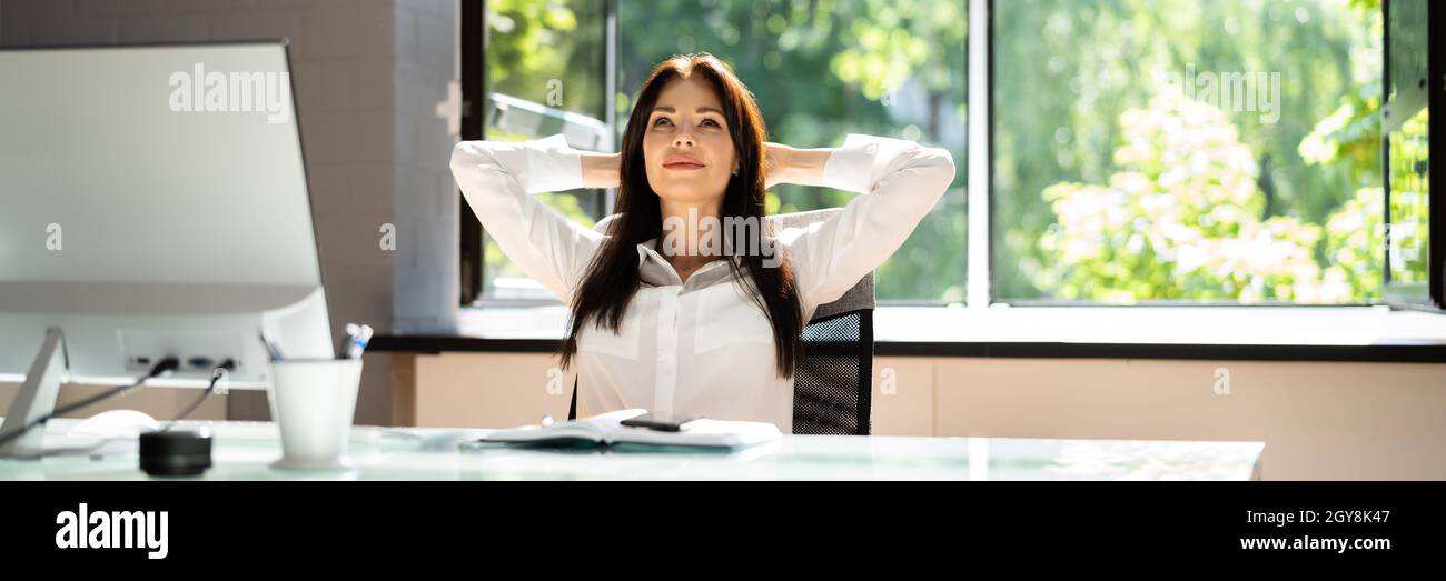 Apri finestra in Office. Respirare aria fresca e rilassarsi Foto Stock