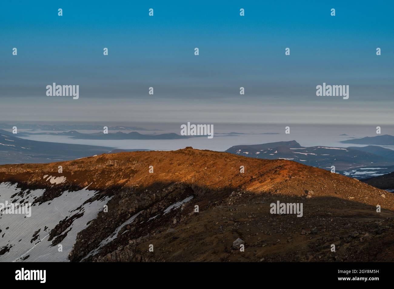 Alba con vista sul vulcano Vilyuchinsky dalla cima del vulcano Gorely sulla penisola di Kamchatka in Russia. La salita a questo punto ha preso Foto Stock