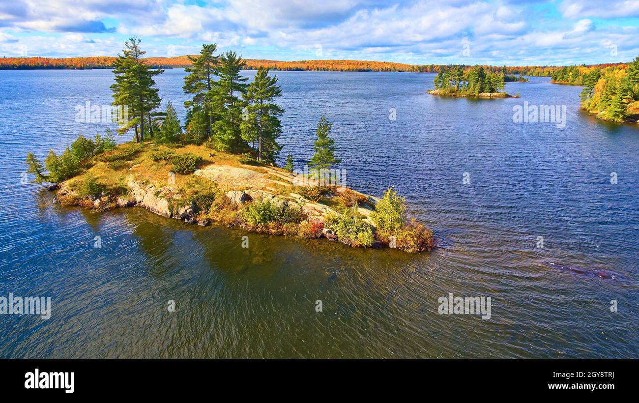 Piccole isole in un grande lago durante l'autunno Foto Stock