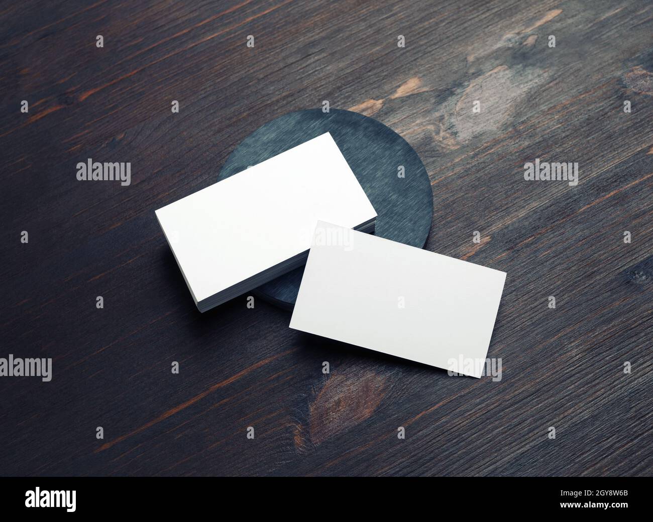 Foto di blank business cards su sfondo di legno. Modello per ID. Foto Stock