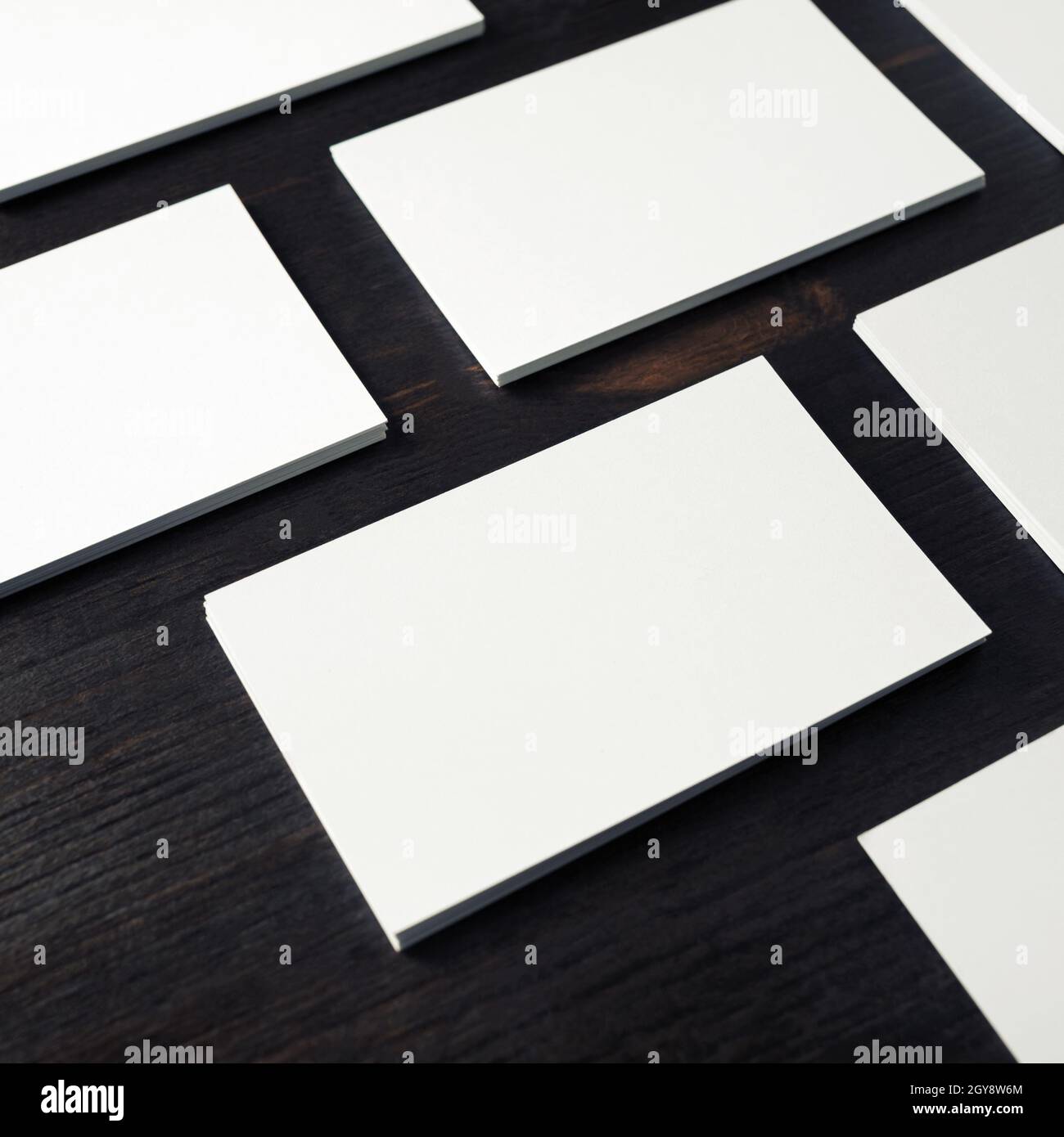 Biglietti da visita bianchi vuoti. Mockup per ID. Modello per i portafogli dei grafici. Foto Stock