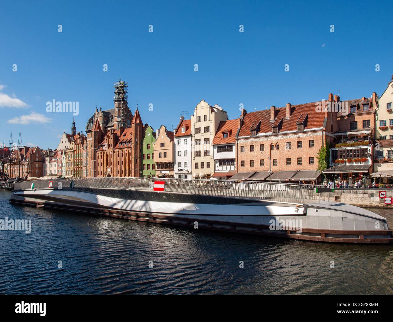 Gdansk, Polonia - 9 settembre 2020: Il ponte rotante di San Spirito all'isola Granaria sul fiume Motława Foto Stock