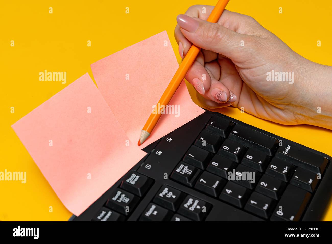 Le mani puntano premendo i tasti della tastiera del computer scrivendo nuove idee. Foto Stock