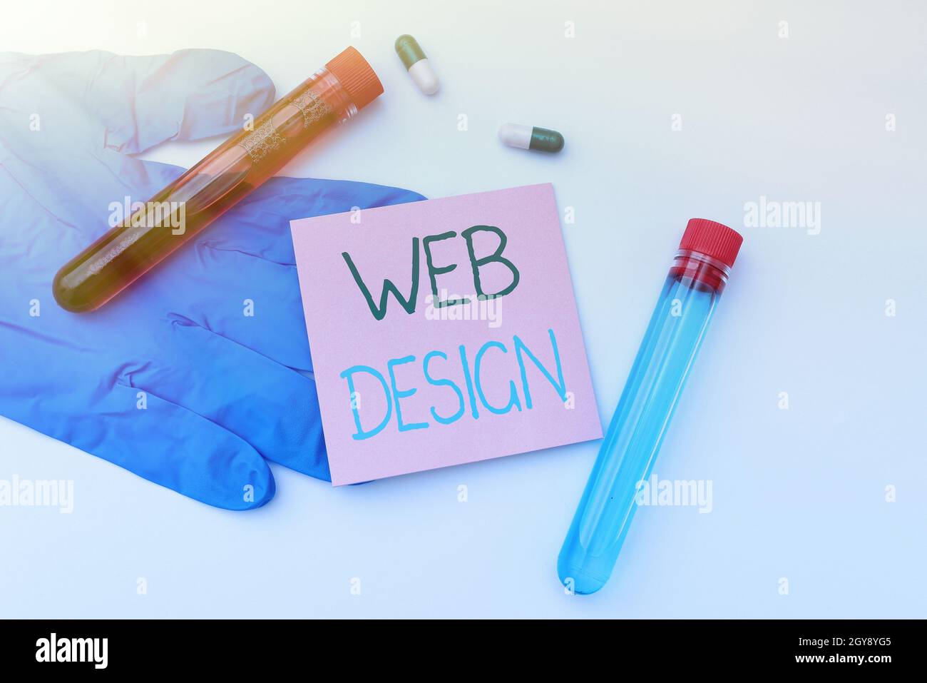 Scrittura a mano testo Web Design, Business idea creazione di sito web che include layout, contenuto, e grafica diffusione Virus awareness messaggio, preparazione Foto Stock