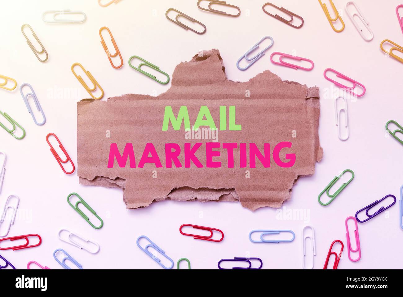 Segno di testo che mostra Mail Marketing, parola per l'invio di un messaggio commerciale per costruire un rapporto con un acquirente Creative Home Recycling idee e disegni Foto Stock