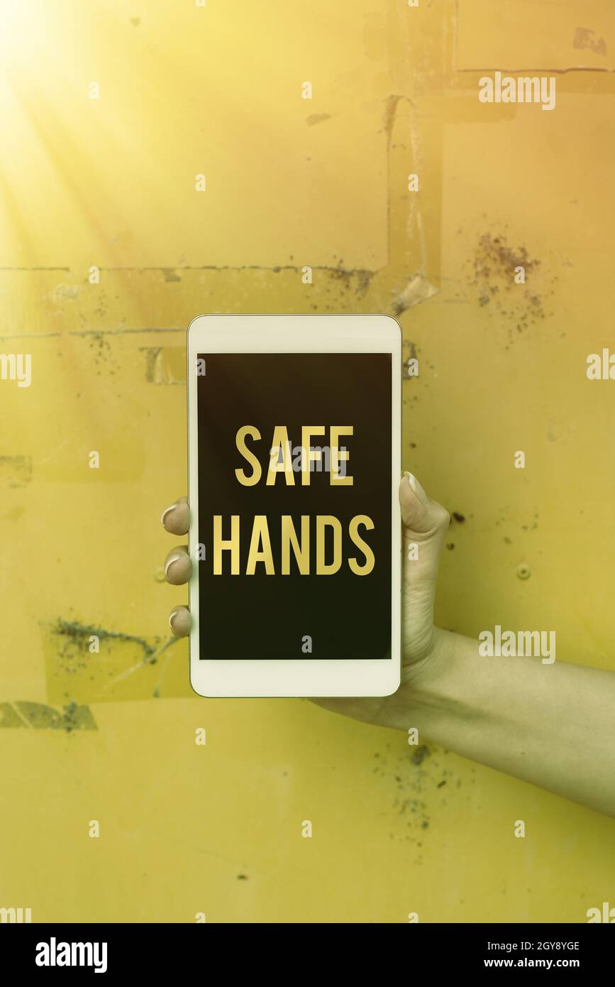 Insegne esposizione mani sicure, Internet Concept garantire la sterilità e la pulizia delle mani per decontaminazione voce e videochiamata Capabilit Foto Stock