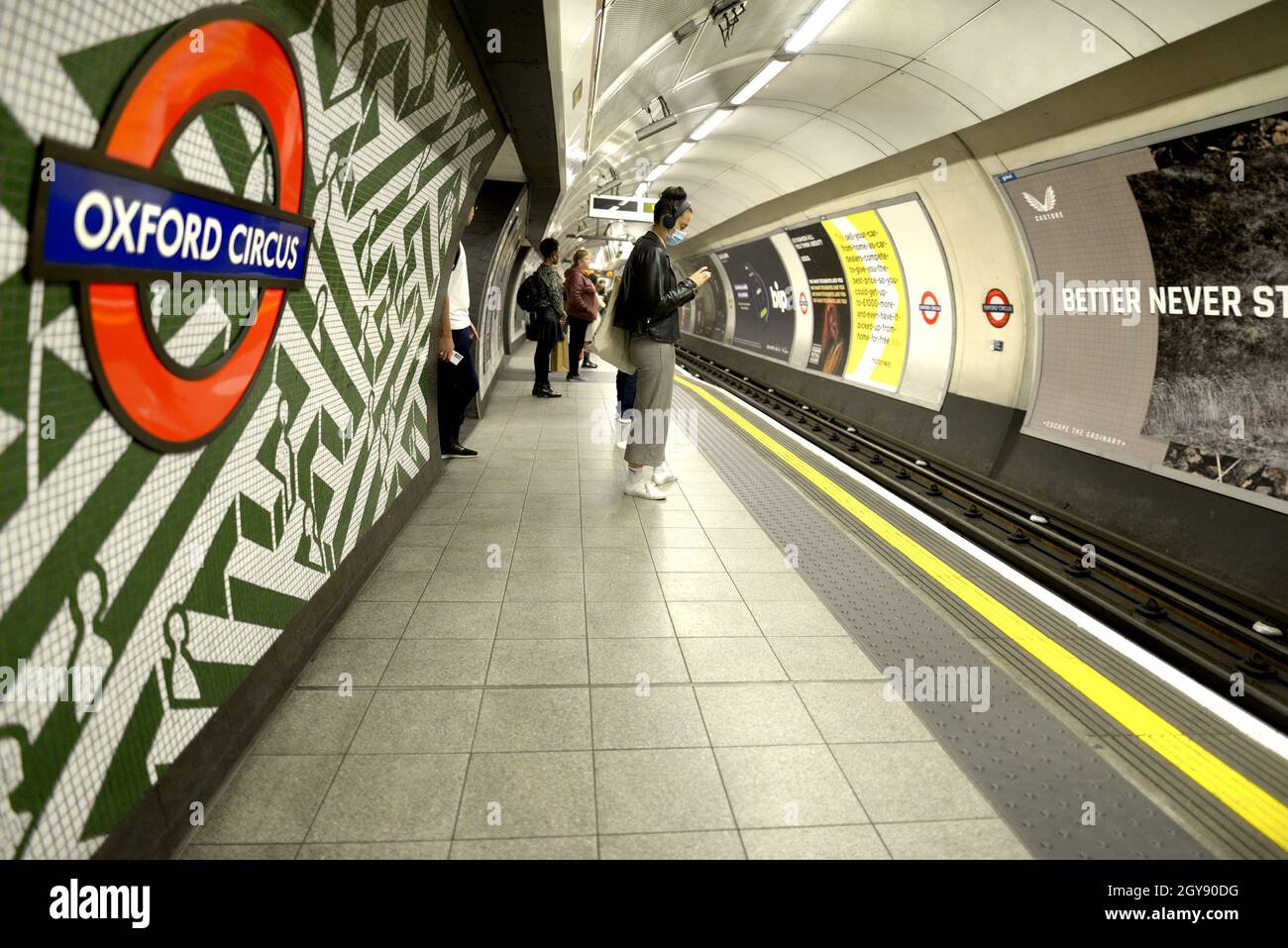 Londra, Inghilterra, Regno Unito. Piattaforma della stazione della metropolitana di Oxford Circus Foto Stock