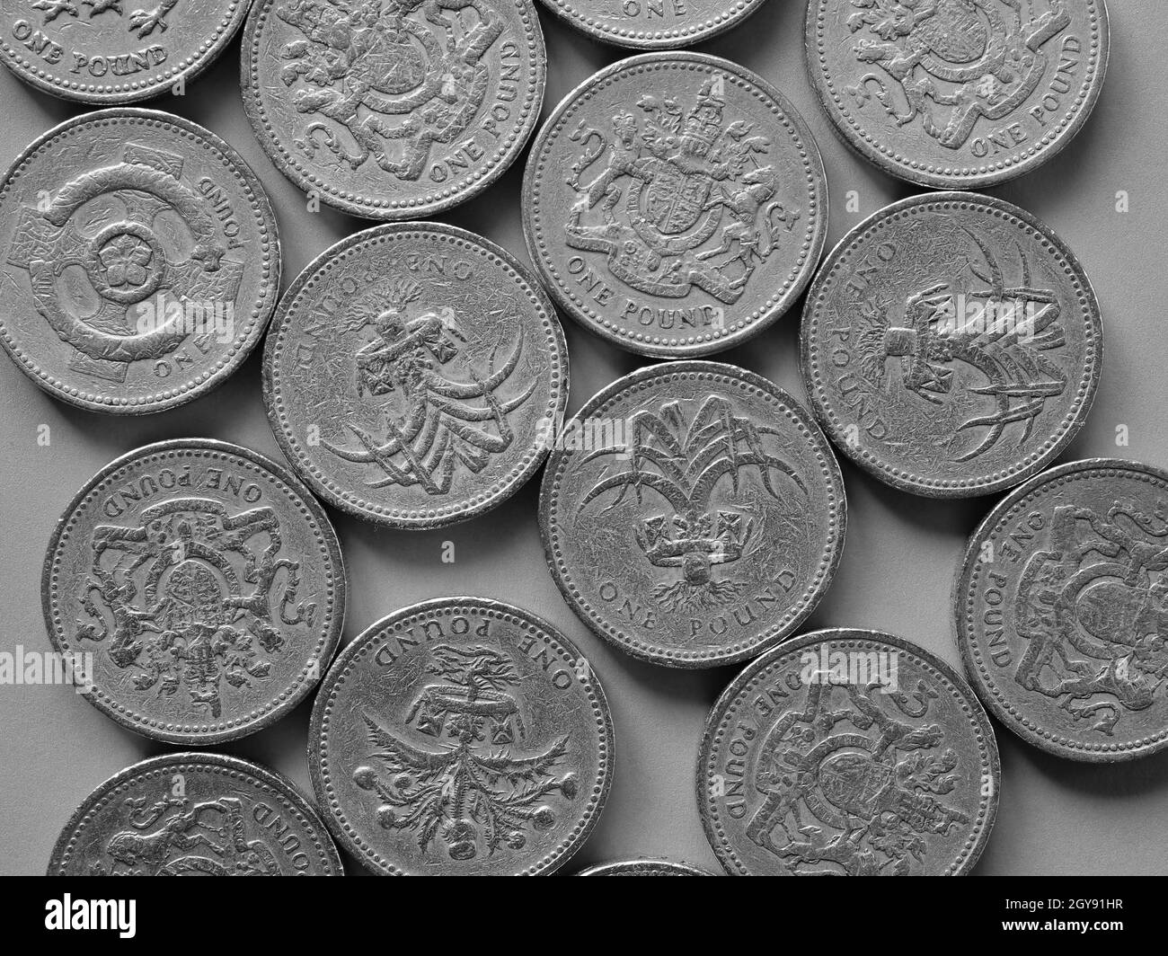 Monete in sterline (GBP), valuta del Regno Unito - una moneta in sterline in bianco e nero Foto Stock