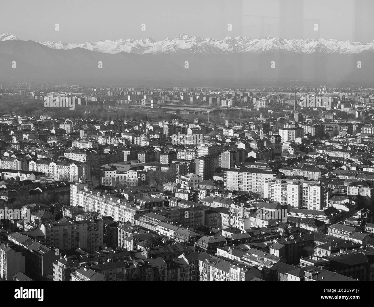 Veduta aerea della città di Torino, Italia con le Alpi di montagna sullo sfondo in bianco e nero Foto Stock