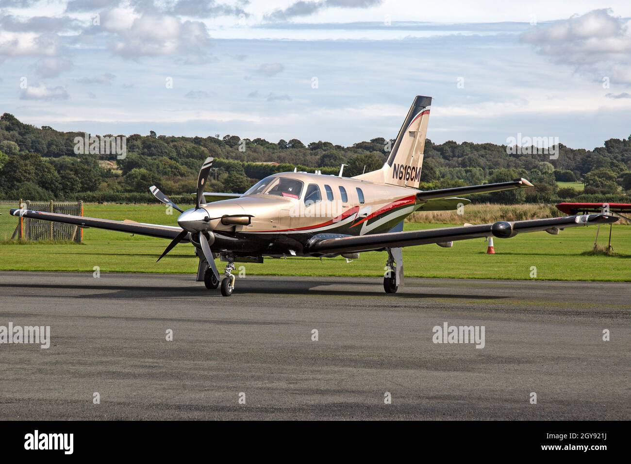 Un aereo turboelica SOCATA TBM-850 a motore singolo N616CM, all'aeroporto HalfPenny Green Wolverhampton, Inghilterra. Foto Stock