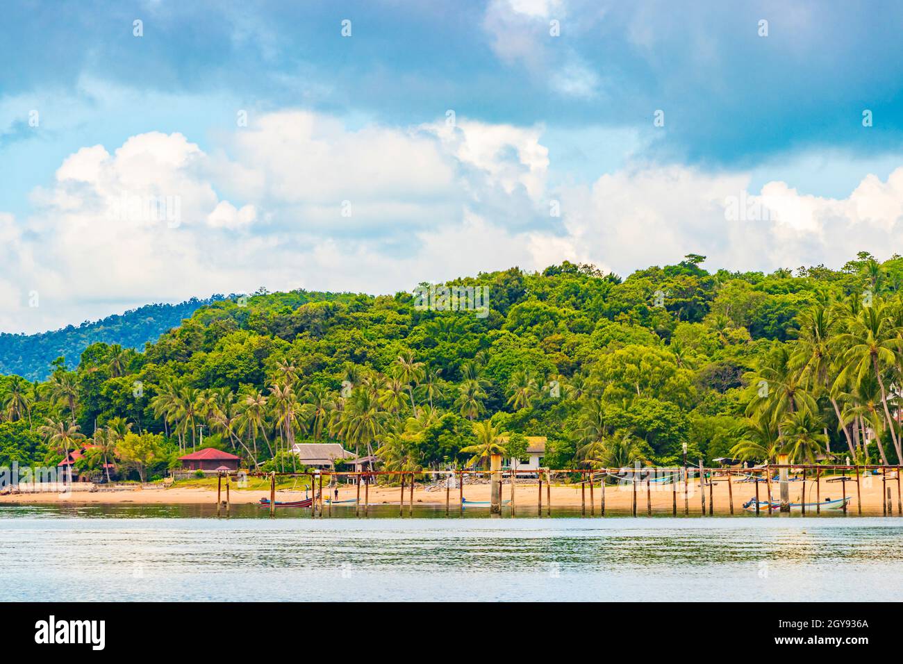 Panorama della spiaggia di Bo Phut con barche sull'isola di Koh Samui con vista su Koh Pha-ngan in Thailandia. Foto Stock