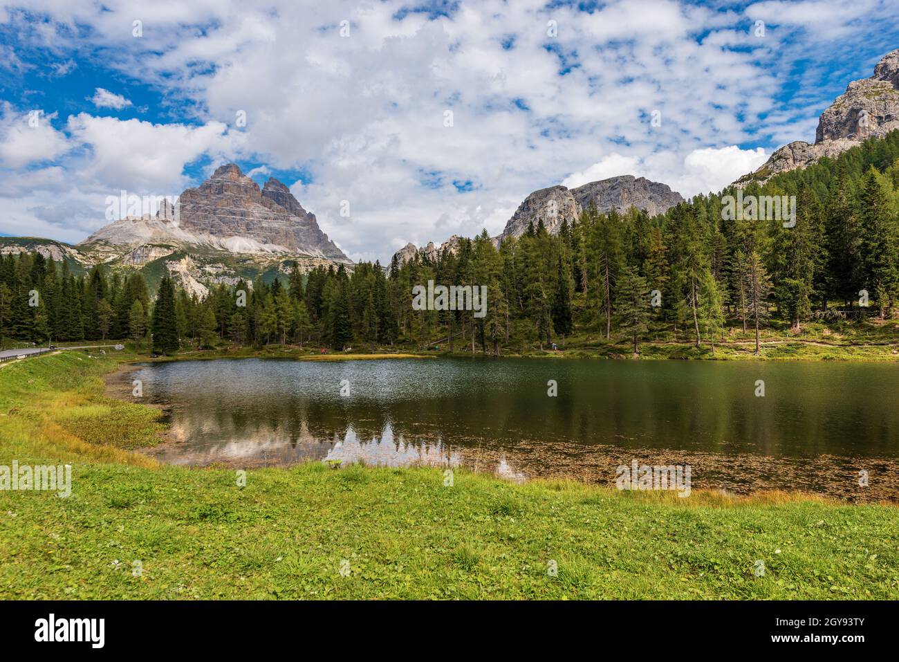 Lago d'Antorno e Dolomiti, tre Cime di Lavaredo, catena montuosa dei Cadini di Misurina, Alpi Italiane, Dolomiti di Sesto, Veneto, Italia, Europa. Foto Stock