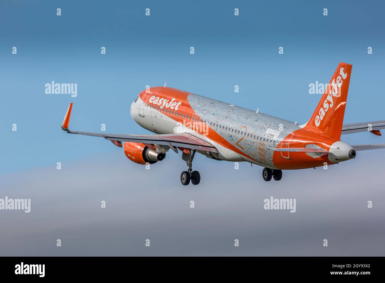 Airbus A320-200 easyJet con decollo dall'aeroporto Bristol Lulsgate, Inghilterra. Foto Stock