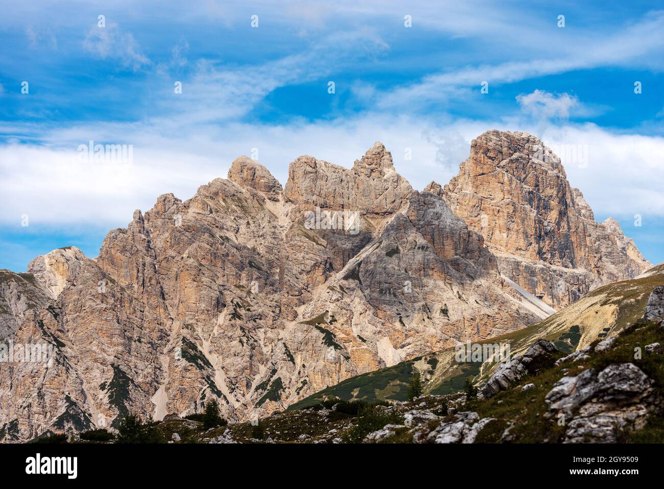 Cima della Croda dei Rondoi o Schwalbenkofel, catena montuosa del Rondoi-Baranci, Monte Rudo o Rautkofel, Parco Naturale Dolomiti di Sesto, Italia. Foto Stock