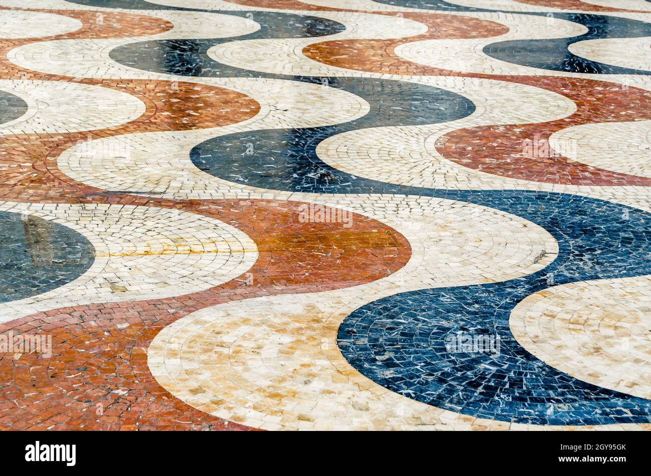 Pavimento colorato in ciottoli ad Alicante, Spagna, sfondo testurizzato  Foto stock - Alamy