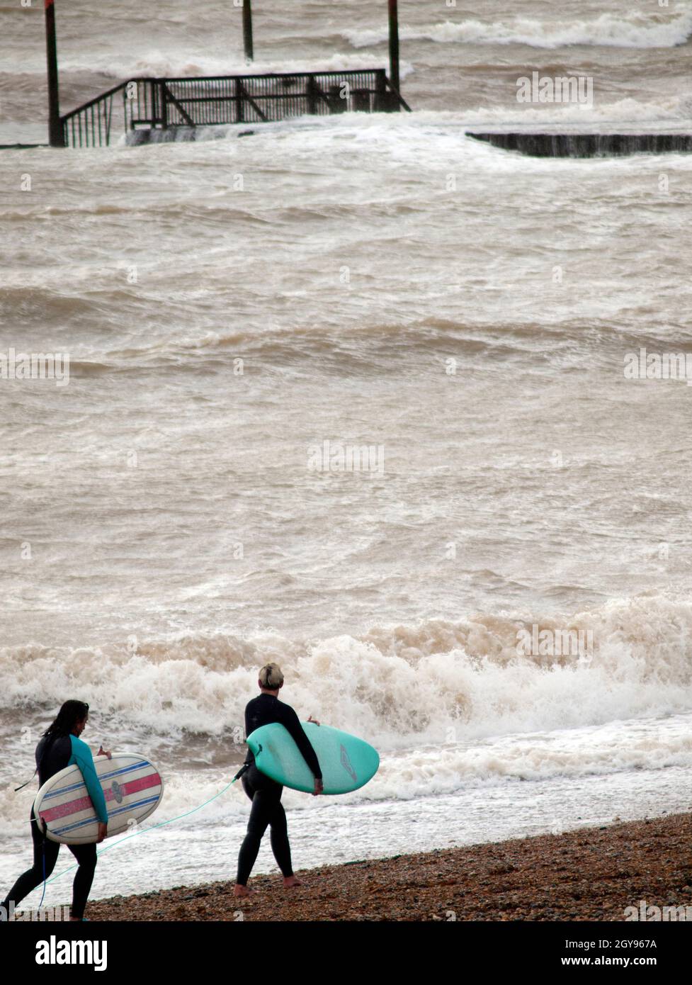 Un surfista prende un tumble nel mare al largo di Brighton Foto Stock