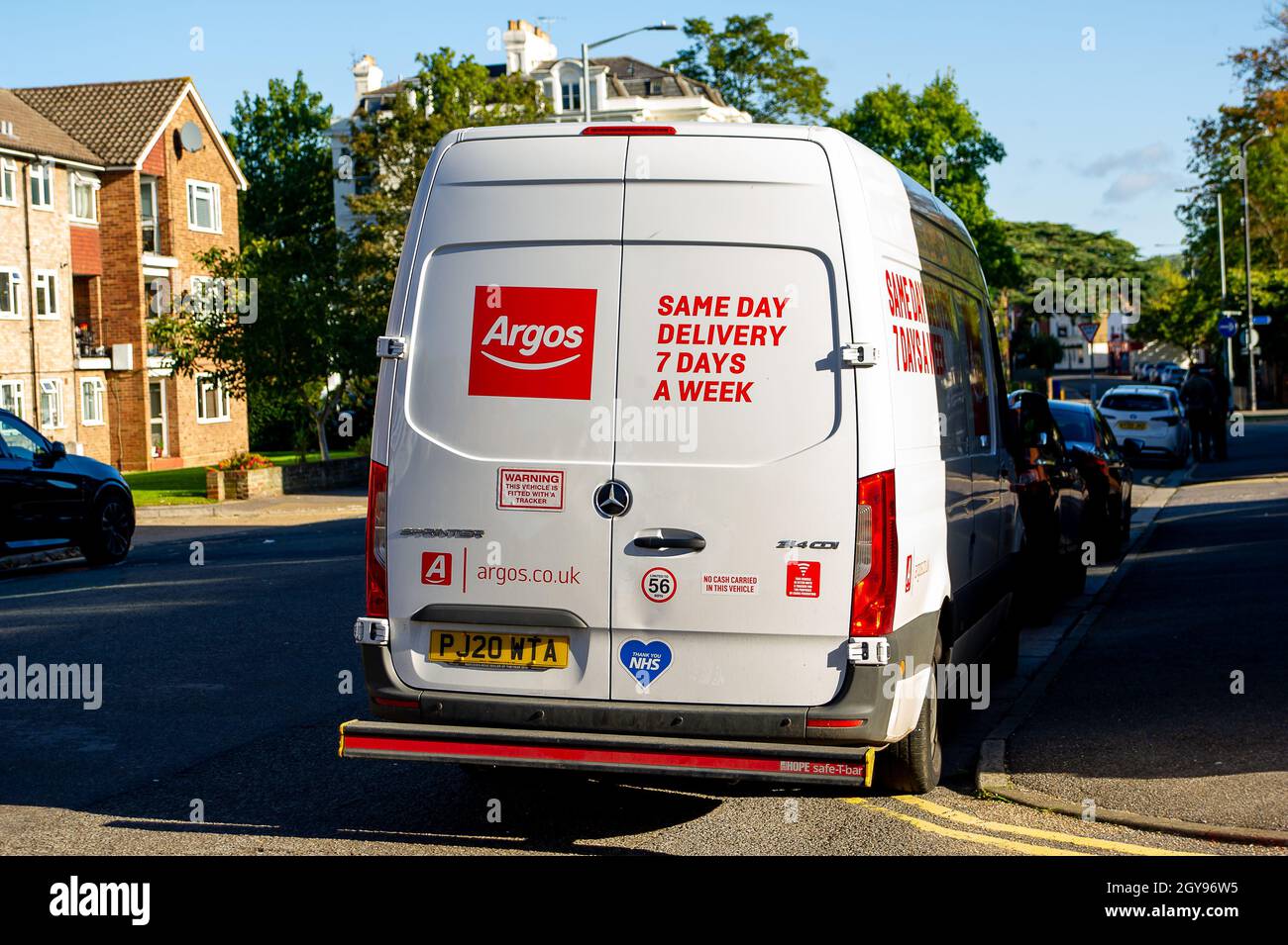 Windsor, Berkshire, Regno Unito. 6 ottobre 2021. Un pulmino di consegna Argos fuori su una consegna. La continua carenza di driver continua dopo la Brexit. Credit: Maureen McLean/Alamy Foto Stock