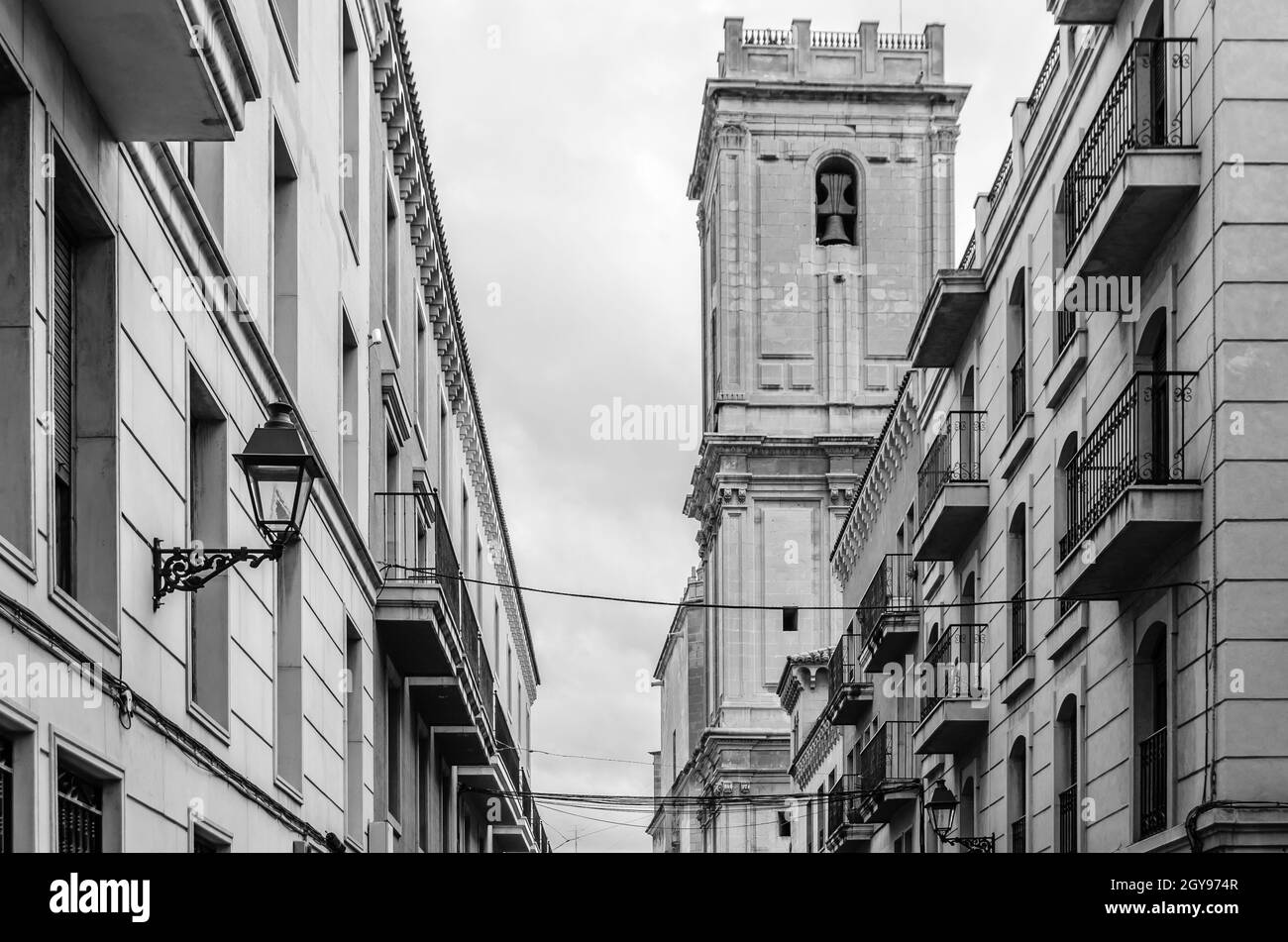 Vista della basilica barocca nella città di Elche, provincia di Alicante, Spagna; immagine in bianco e nero Foto Stock