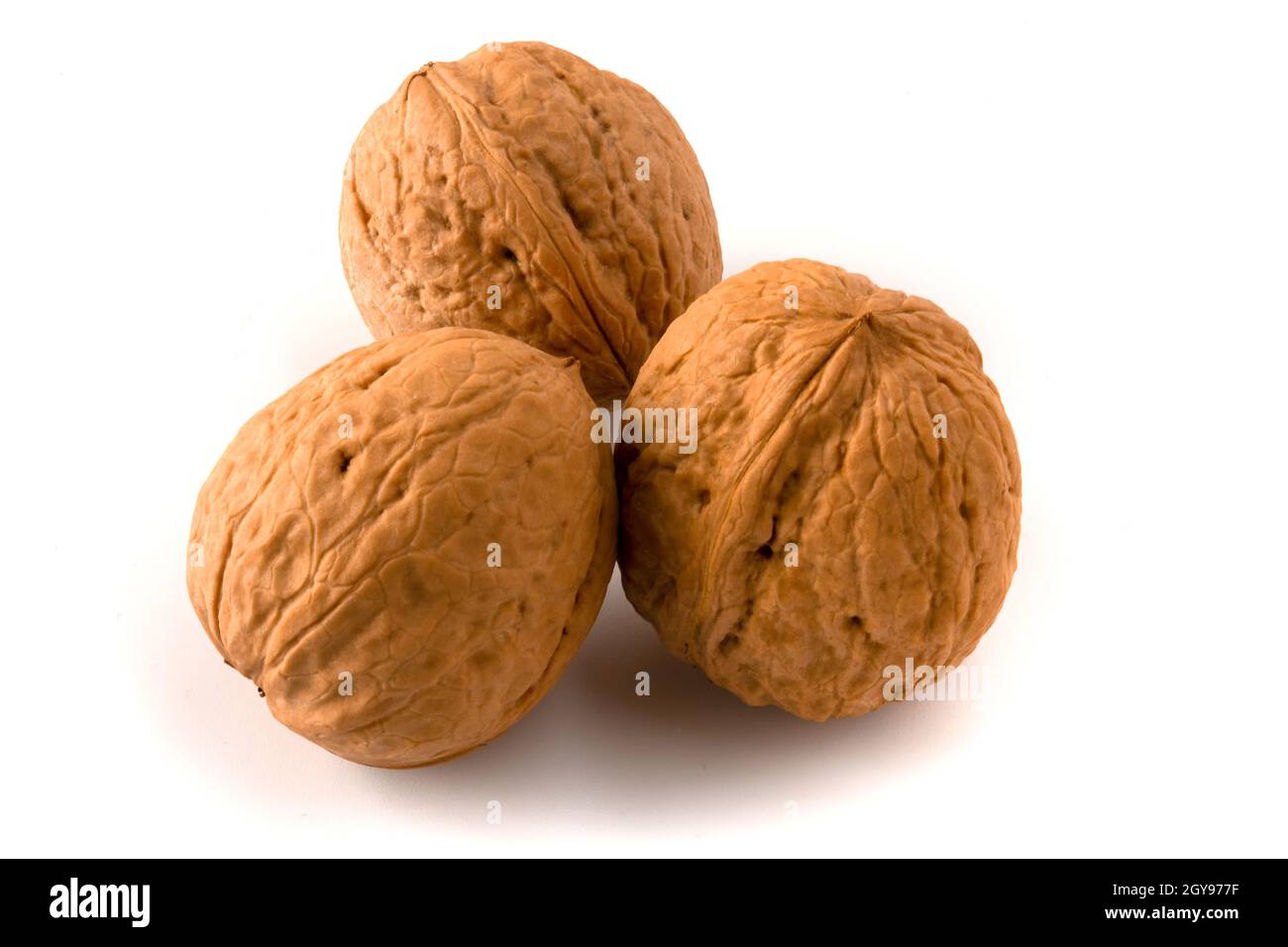 Tre le noci isolati su sfondo bianco Foto Stock