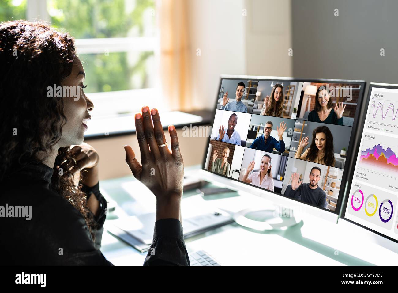 Virtual Video Conference Intervista in Office Wonding Hand Foto Stock