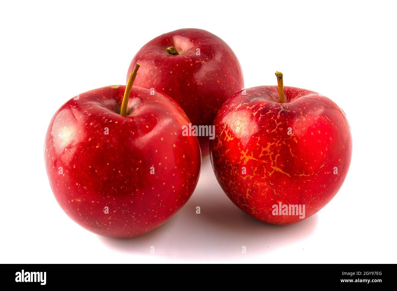 Tre mele rosse isolate su sfondo bianco. Foto Stock