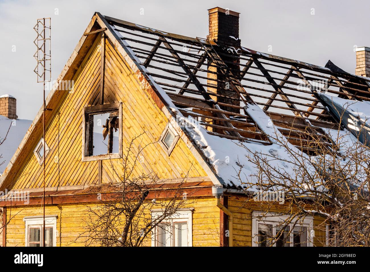 Danni da incendio sul tetto. Giorno dopo un grande fuoco in un tetto di una casa Foto Stock