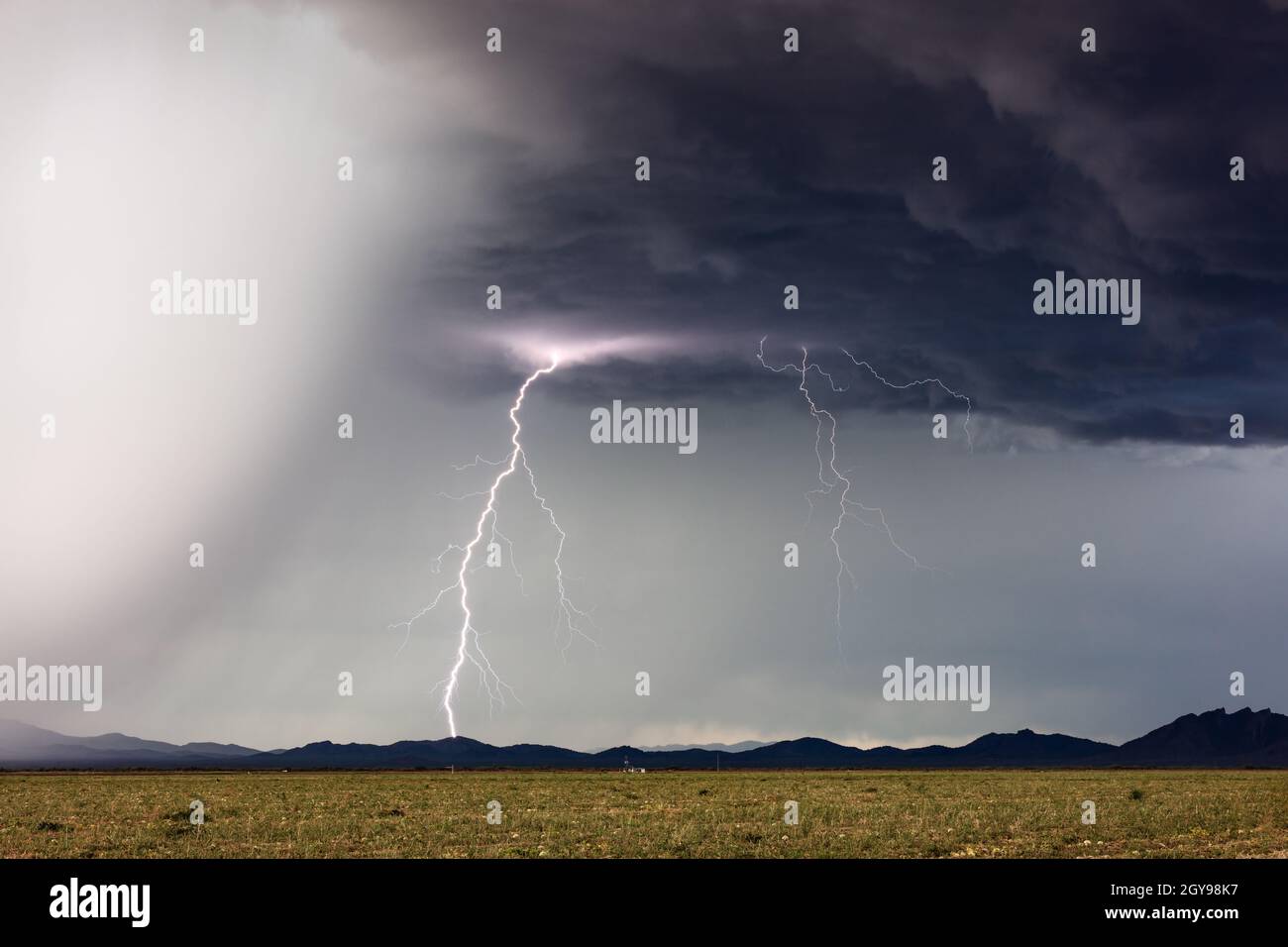 Nuvole scure con fulmine fulminee fulminee fulminee colpisce davanti a un nucleo di grandine vicino a Congress, Arizona Foto Stock